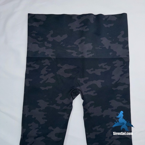 1082 SPANX Look at Me Now Seamless Cropped Leggings - Size XL - Black Camo - Picture 5 of 12